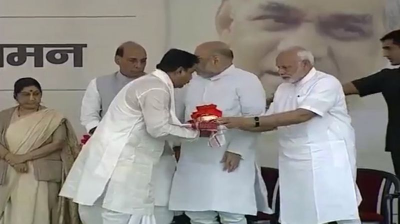 PM, Shah hand urns with Vajpayee's ashes to party chiefs