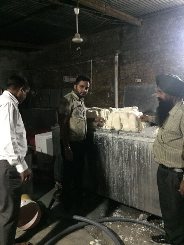 1602 litres of cooking medium, 930 kg vanaspati seized