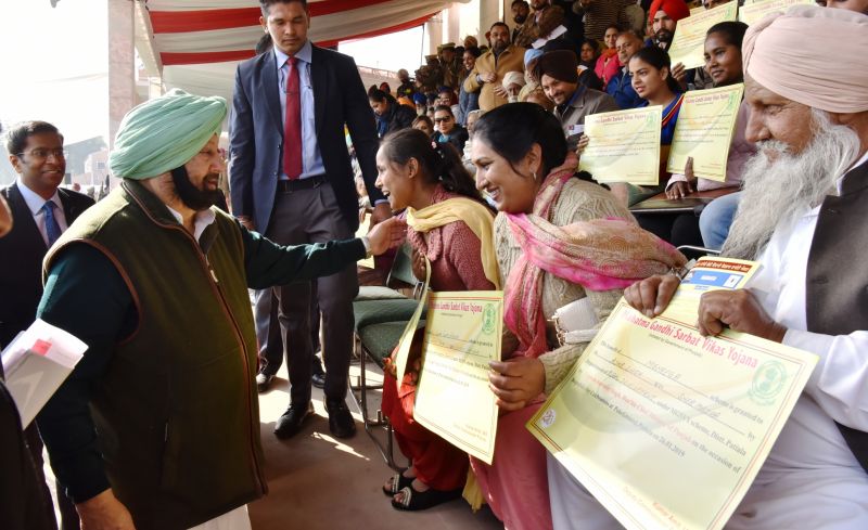 Captain Amarinder Singh interacting with the beneficiaries of Mahatama Gandhi Sarbat Vikas Yojana