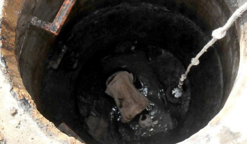 Entered the well to repair the fan of a tubewell