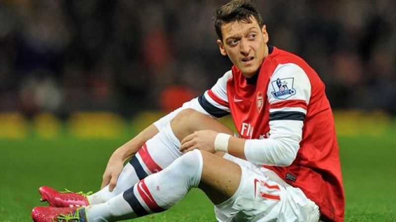 Injured Mesut Ozil 