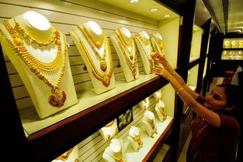 Gold slips on sluggish demand