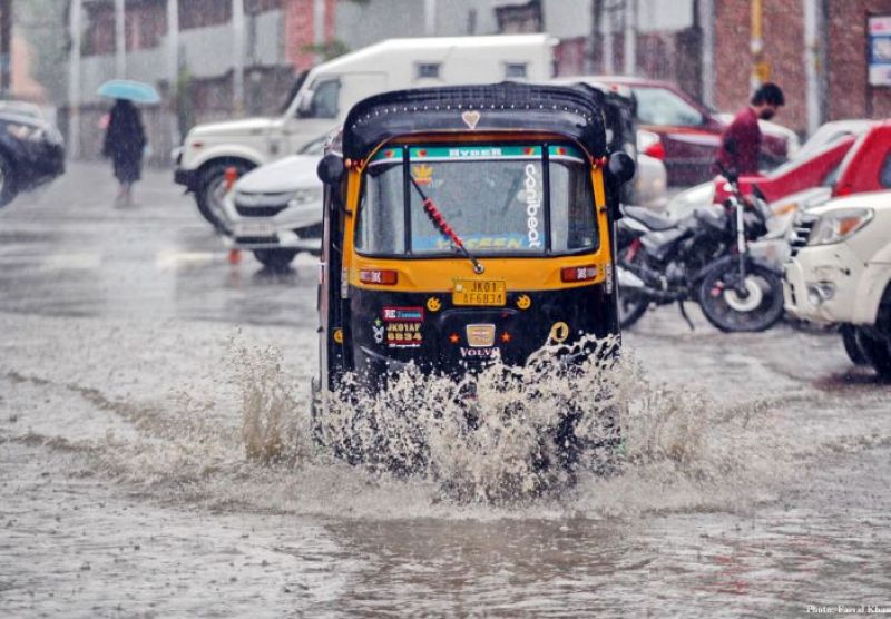 Heavy rainfall started early this morning at most places in Kashmir
