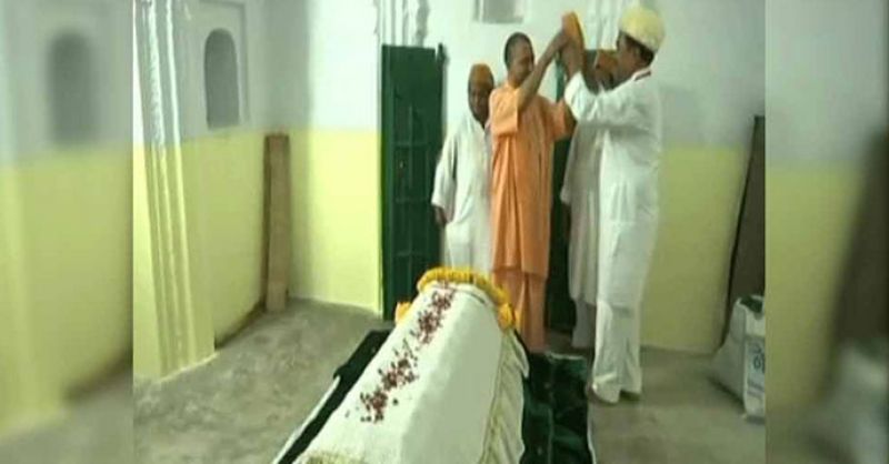 Aditynath refuses to wear cap at Kabir mausoleum