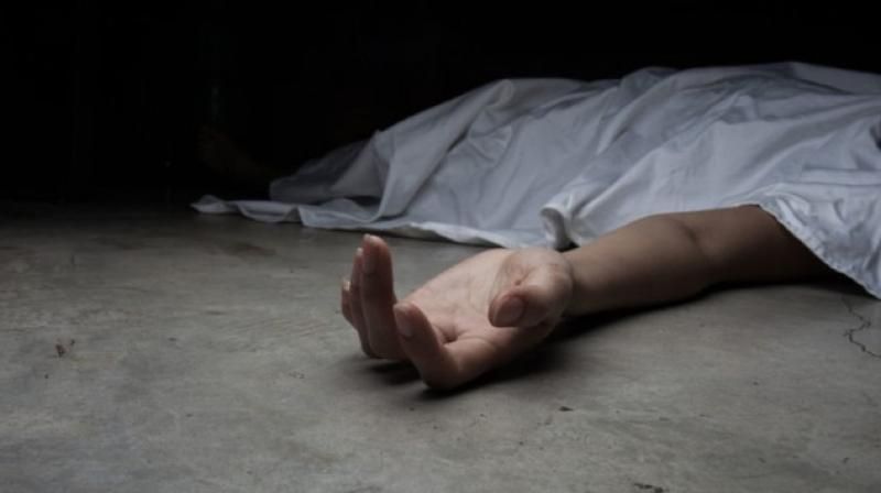2 girls hit by train in Delhi; 'sorry father' note found