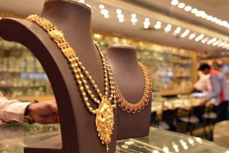 Gold prices shed Rs 20 to Rs 31,400 per ten grams at the bullion market