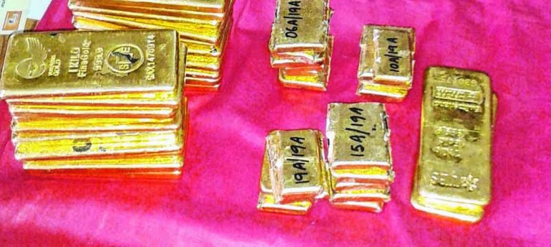 Officials of the Customs today seized gold weighing 249.350 grams