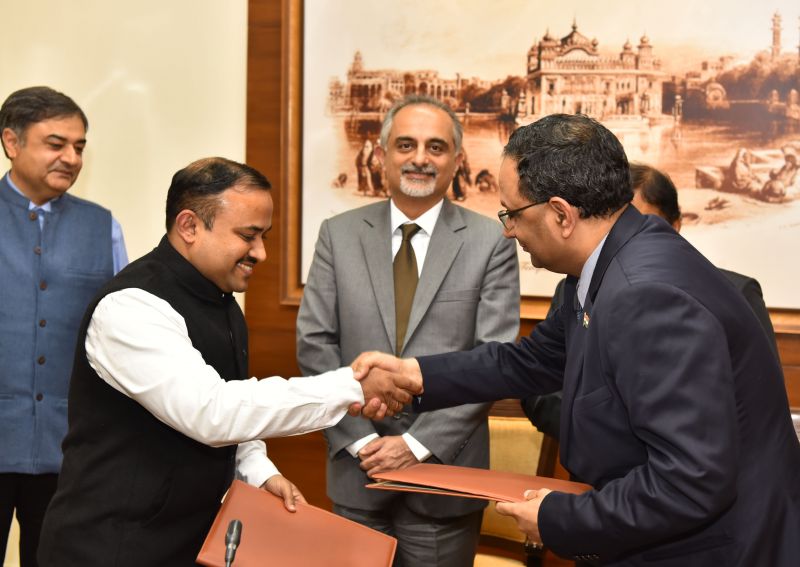 Secretary Civil Aviation Tejveer Singh and Executive Director AAI GD Gupta exchanging MoU 