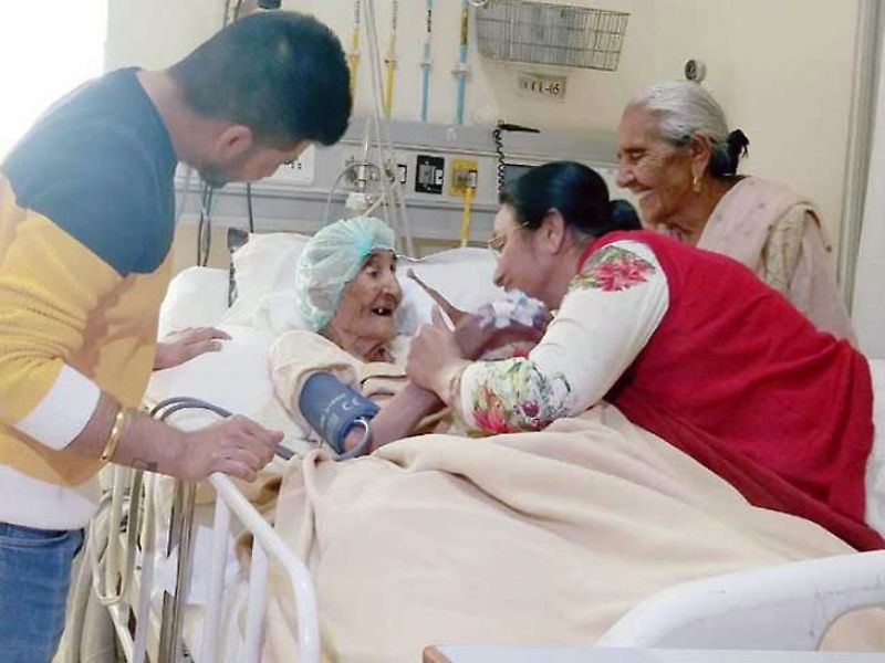 doctors at Ludhiana placed pacemaker by operating 118 years old lady