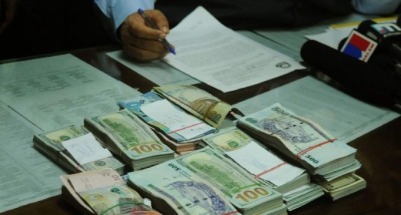 customs authorities had seized the undeclared foreign currency 