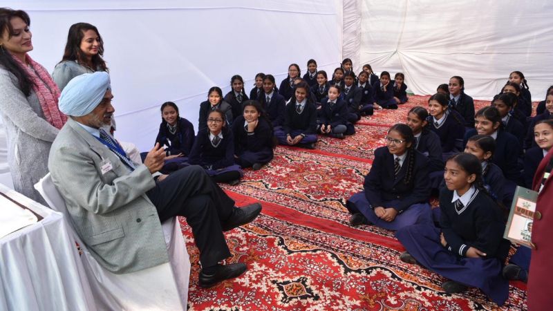 A war veteran sharing his life experiences with students during Saragarhi Samvadh