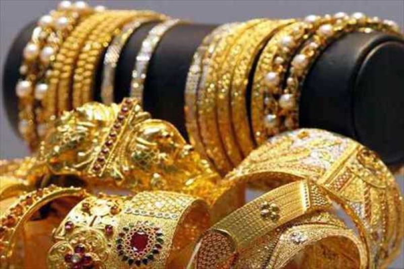 Gold prices dived by Rs 300 to Rs 31,600 per ten grams