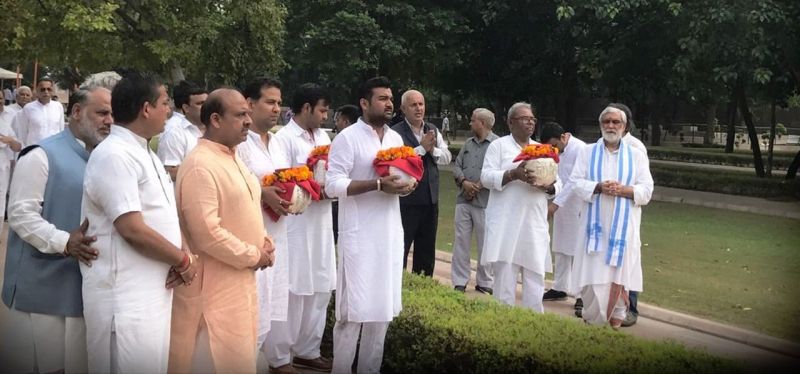 Vajpayee's son in law Ranjan Bhattacharya carried the urn through the surging crowds