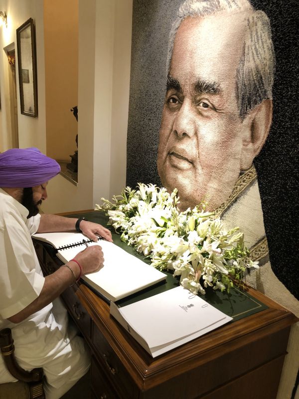 Captain Amarinder Singh visited Vajpayee's residence to pay his respects to the family