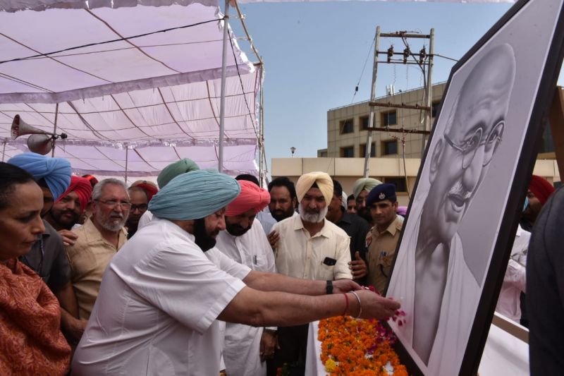 Punjab CM Pays Homage to Mahatma Gandhi