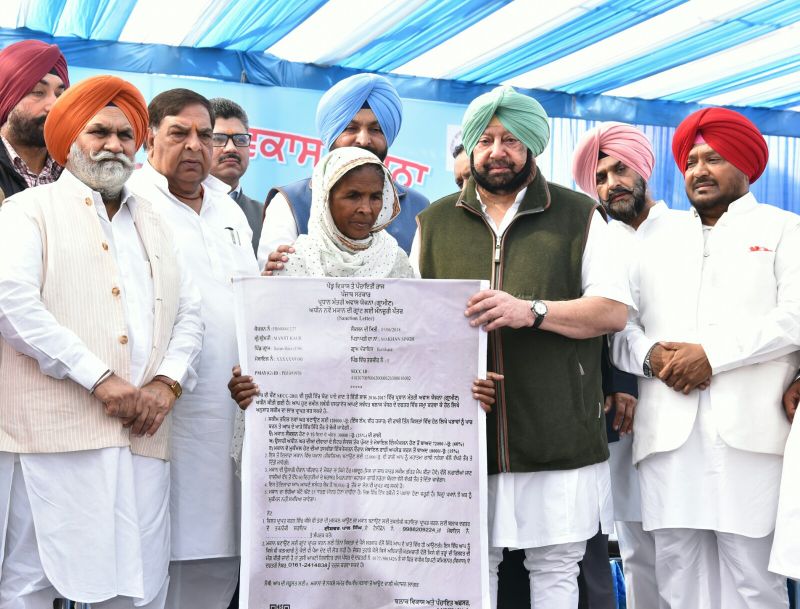 Captain Amarinder Singh giving away the Eligibility Certificates to beneficiaries 