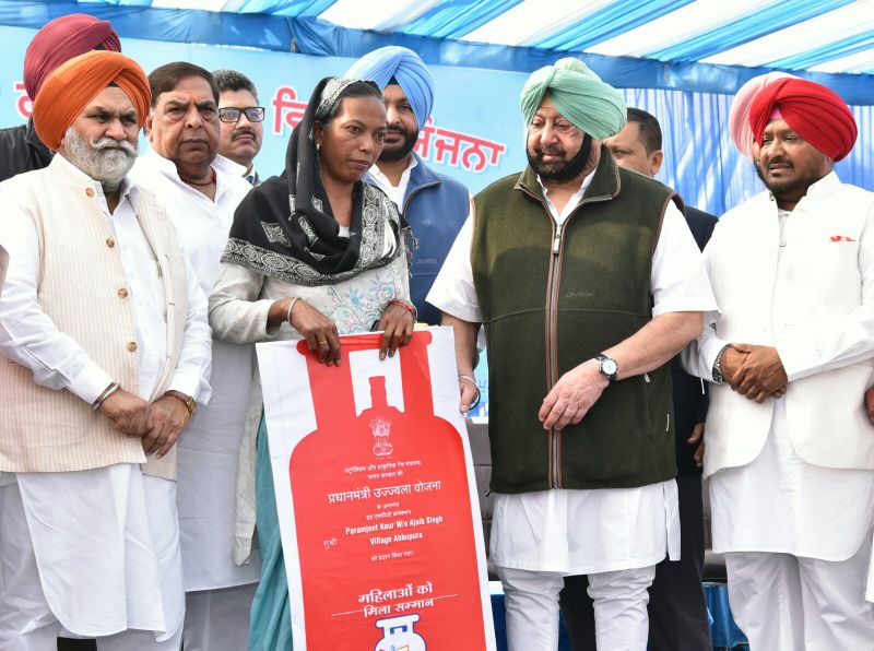 Captain Amarinder Singh giving away the Eligibility Certificates to beneficiaries 