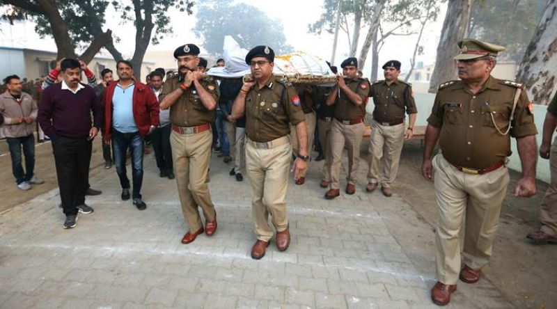 UP police officers carry the body of Inspector Subodh Kumar Singh who was killed by mob