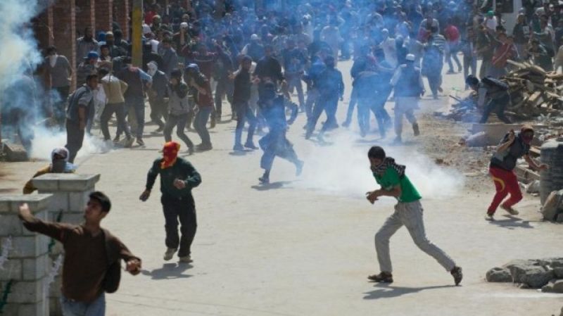 10 persons were injured in clashes between security forces and protestors