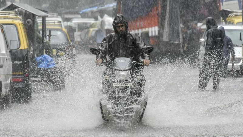 Heavy rains lashed the metropolis and Thane district