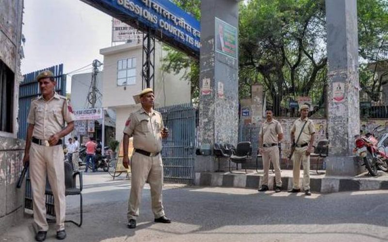 Undertrial shot at outside Tis Hazari court