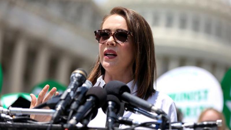 Alyssa Milano offers to take in children separated from families