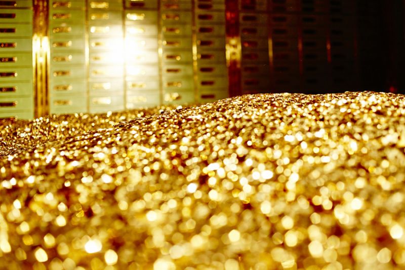 Gold surges on global cues