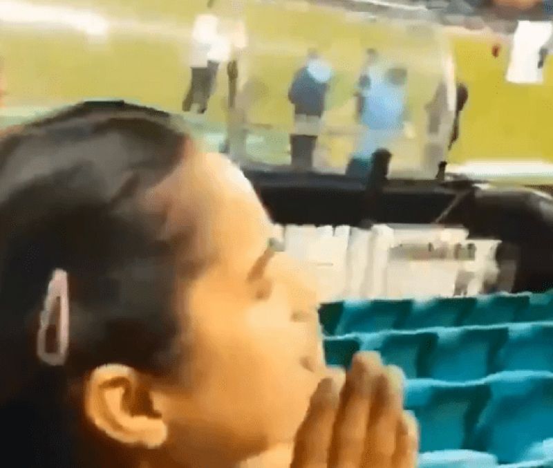Fan screams at Virat Kohli