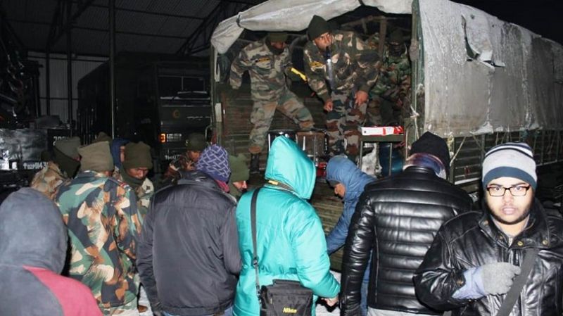 2500 civilians stuck in more than 400 vehicles