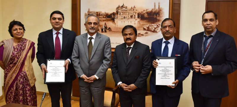 Secretary Civil Aviation Tejveer Singh and Executive Director AAI GD Gupta exchanging MoU 