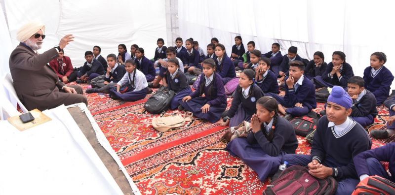 A war veteran sharing his life experiences with students during Saragarhi Samvadh