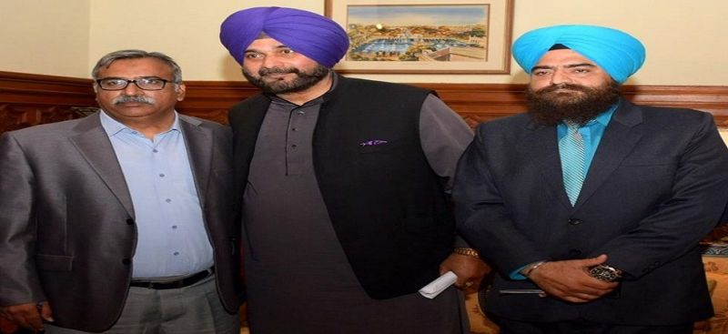 Sidhu plays down photo with 'pro-Khalistan' leader