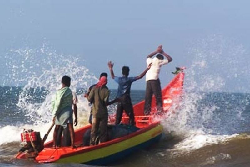 Fishermen returned to the shore without a catch