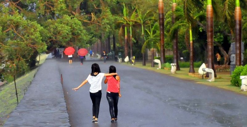 Storm accompanied by high-velocity winds and rain 