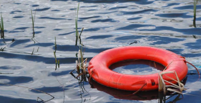 Boat capsizes