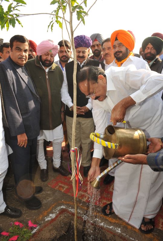 Vice President M. Venkaiah Naidu planting a sapling at village Kothe Khushalpur