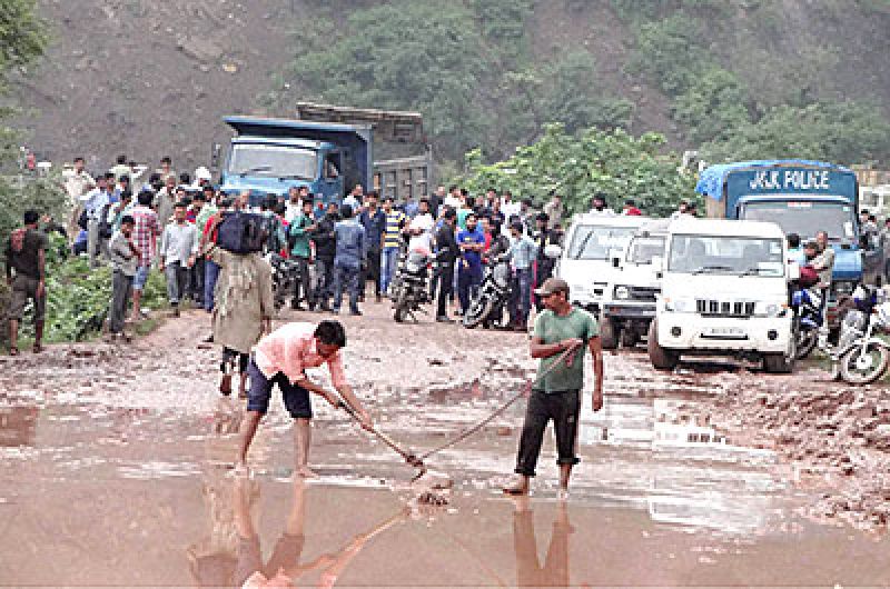 Mud and slush being cleared from the Jammu-Srinagar National Highway