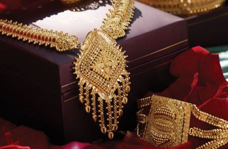 Gold prices up on festive season buying