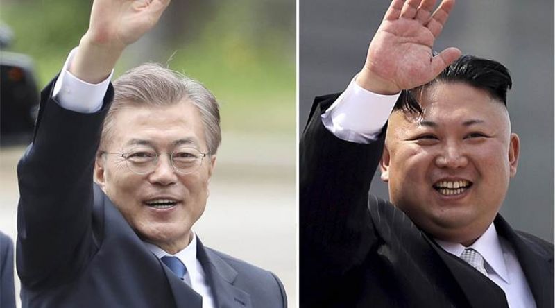 South Korean President Moon Jae In (L) and North Korea's Supreme Leader Kim Jong Un