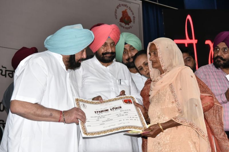 Punjab CM Pays Homage to Mahatma Gandhi