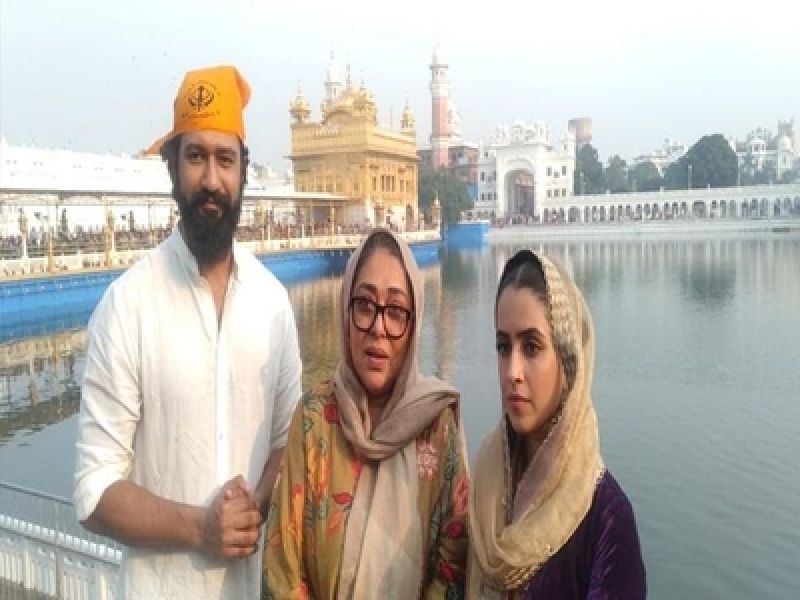 In Pics: Bollywood Star Vicky Kaushal Pays Obeisance at Golden Temple in Amritsar