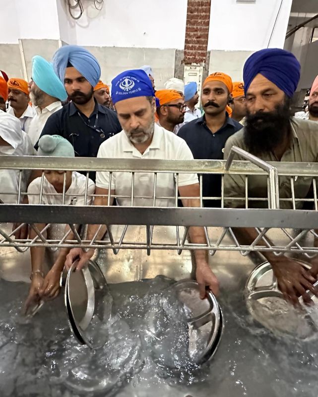 Congress Leader Rahul Gandhi Offers Sewa & Distributes Langar at Golden Temple