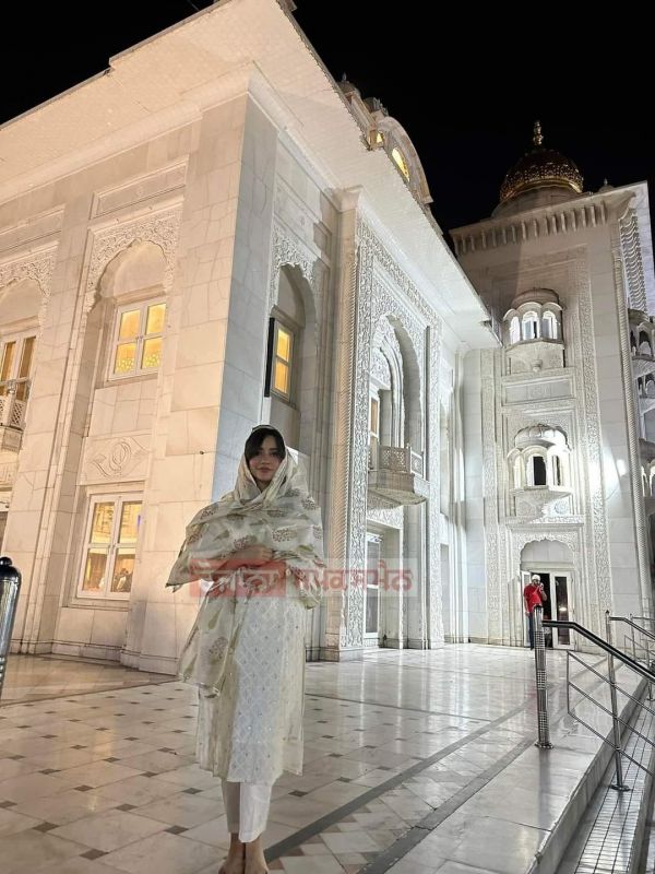 Bollywood Actor Neha Sharma & Nawazuddin Siddiqui Pays Obeisance at a Gurdwara ahead of 'Jogira Sara Ra Ra' Release 

