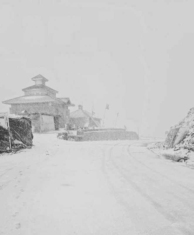 Heavy Snowfall Delights Tourists in Jammu and Kashmir: Captivating Pics Emerge