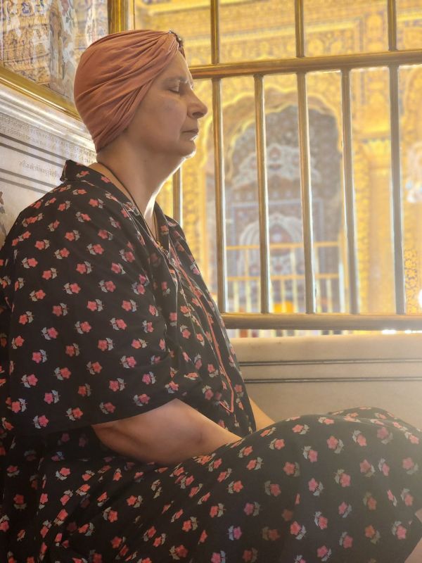 Dr Navjot Kaur Sidhu Pays Obeisance at Golden Temple in Amritsar