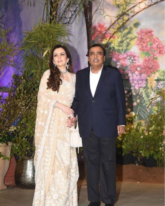 Sonamkapoor and anandahuja at wedding reception