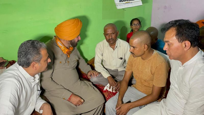 Navjot Sidhu reached Lakhimpur Khiri and started hunger strike at journalist Raman's house 