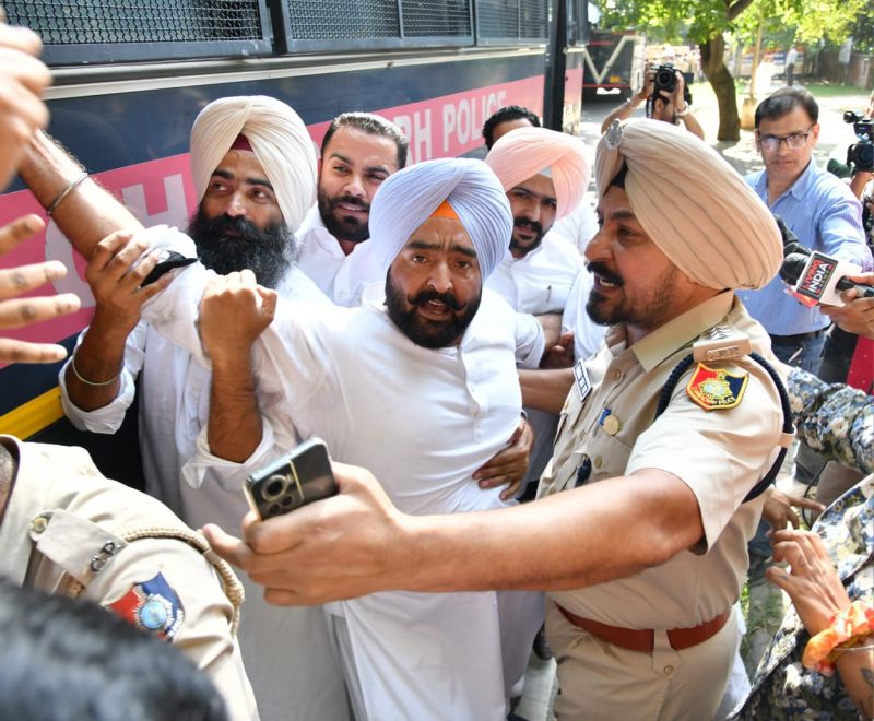 'AAP' Punjab Opposed Arrest of MP Sanjay Singh, Protests in front of BJP office in Chandigarh