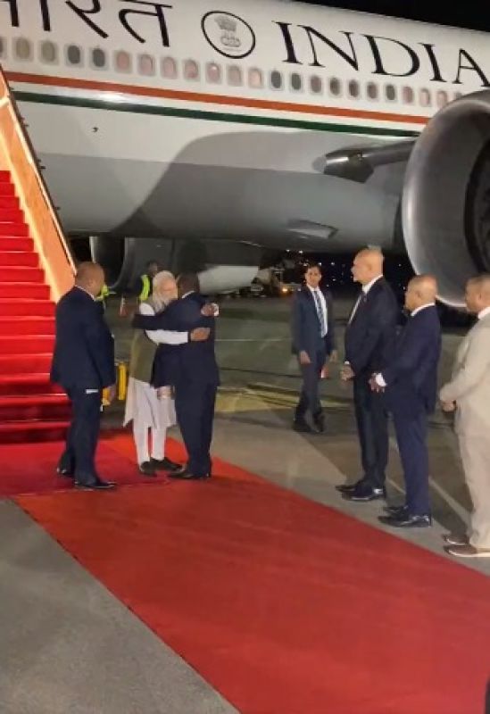 Papua New Guinea PM James Marape Welcomes PM Modi by Hugging & Touching his Feet 