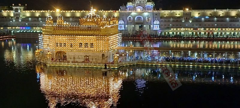 Deepmala & Fireworks Illuminate Sri Harmandir Sahib on Prakash Purab of Sri Guru Har Krishan Sahib Ji
